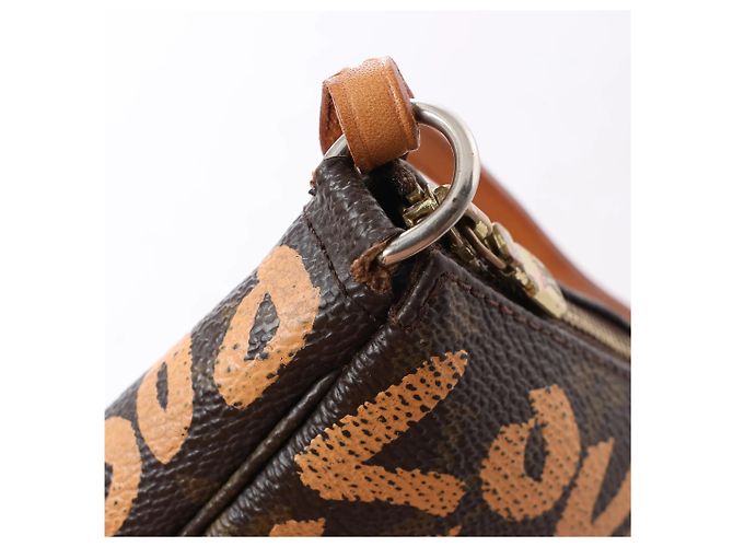 Borsa Louis Vuitton Pochette Accessoire Monogram Graffiti Marrone M92193 - vista 13