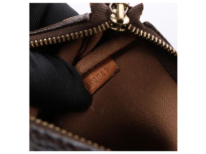 Borsa Louis Vuitton Pochette Accessoire Monogram Graffiti Marrone M92193 - vista 15