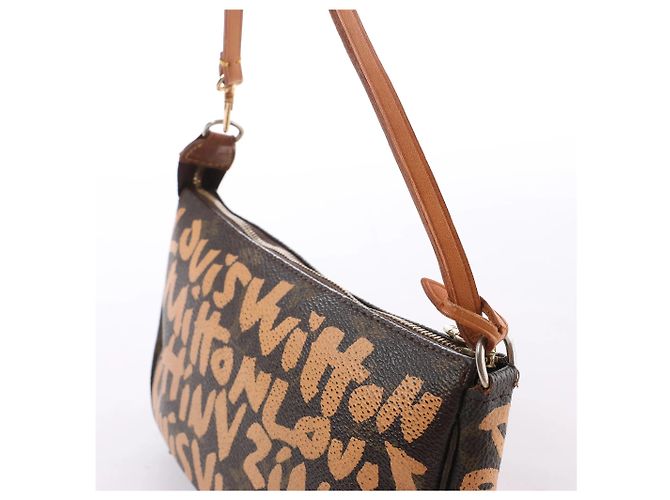 Borsa Louis Vuitton Pochette Accessoire Monogram Graffiti Marrone M92193 - vista 3