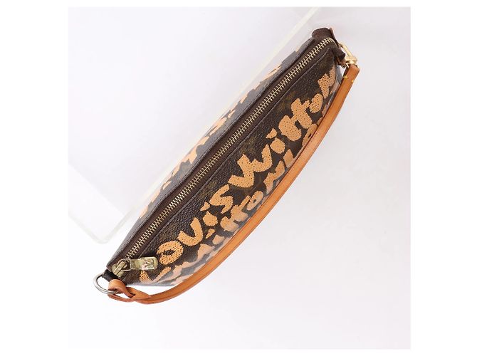 Borsa Louis Vuitton Pochette Accessoire Monogram Graffiti Marrone M92193 - vista 6