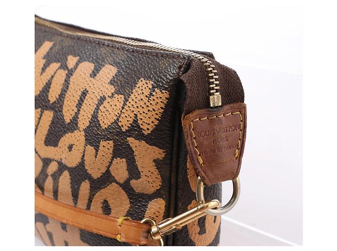 Borsa Louis Vuitton Pochette Accessoire Monogram Graffiti Marrone M92193 - vista 7