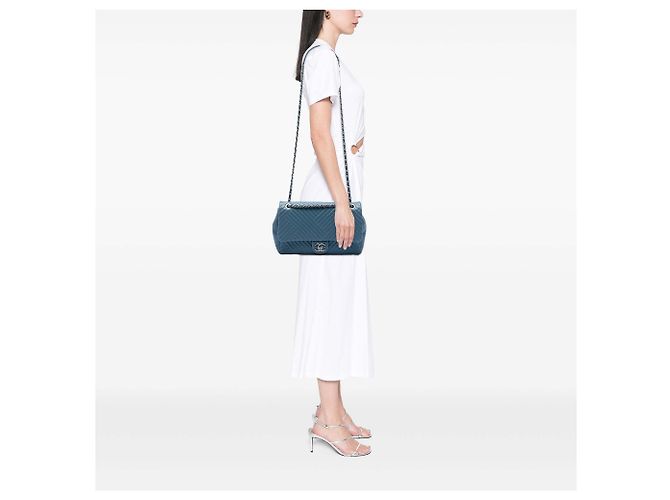 Chanel Blue Large Lambskin CC Crossing Flap - vista 6