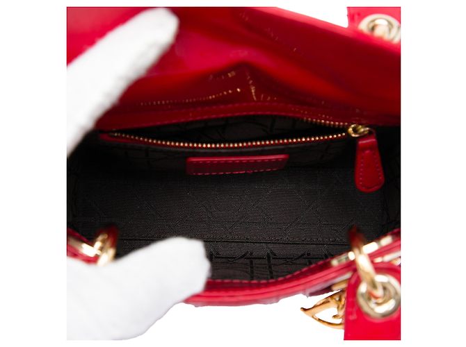 Lady Dior mini in vernice cannage rosso di Dior - vista 4