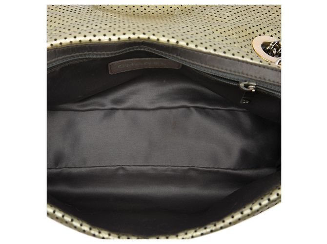 Chanel Reissue 2.55 Drill Flap in pelle di vitello traforata oro metallizzato D'oro - vista 4