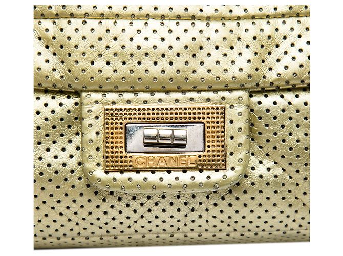 Chanel Reissue 2.55 Drill Flap in pelle di vitello traforata oro metallizzato D'oro - vista 5