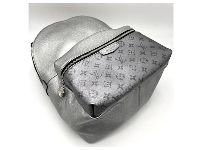 Zaino Louis Vuitton Monogram Eclipse Discovery PM Metallico - vista 3