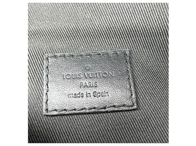 Borsa a tracolla Louis Vuitton Monogram Eclipse Discovery Bumbag Nero - vista 3