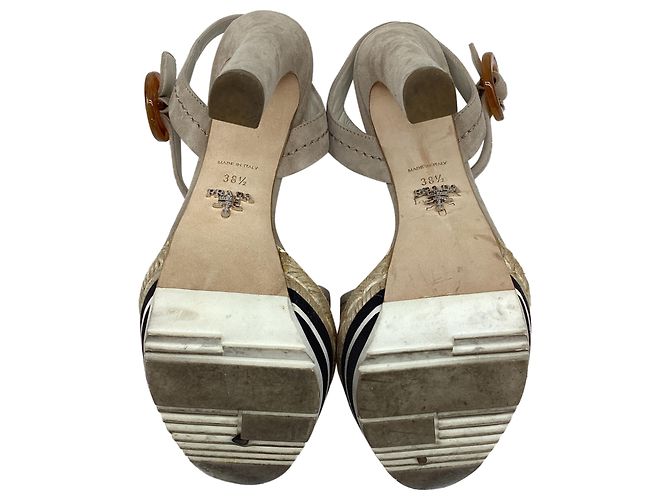 Sandales à plateforme avec bride à boucle Prada en daim beige - vue 11