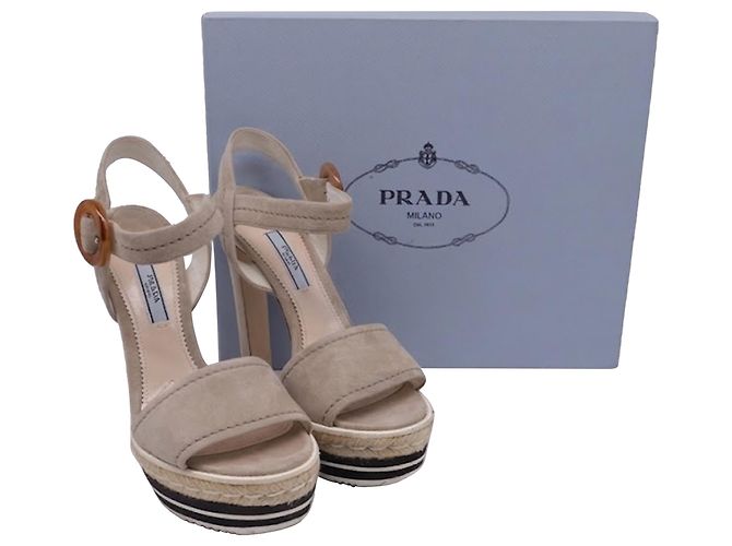 Sandales à plateforme avec bride à boucle Prada en daim beige - vue 6