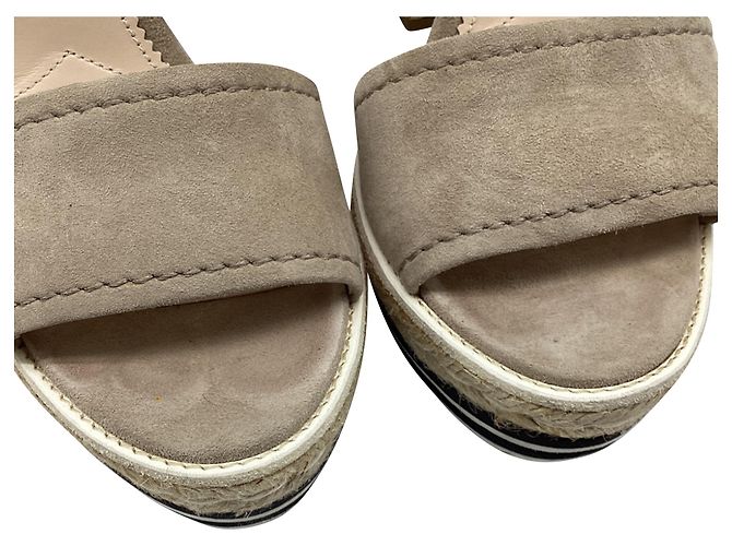 Sandales à plateforme avec bride à boucle Prada en daim beige - vue 7