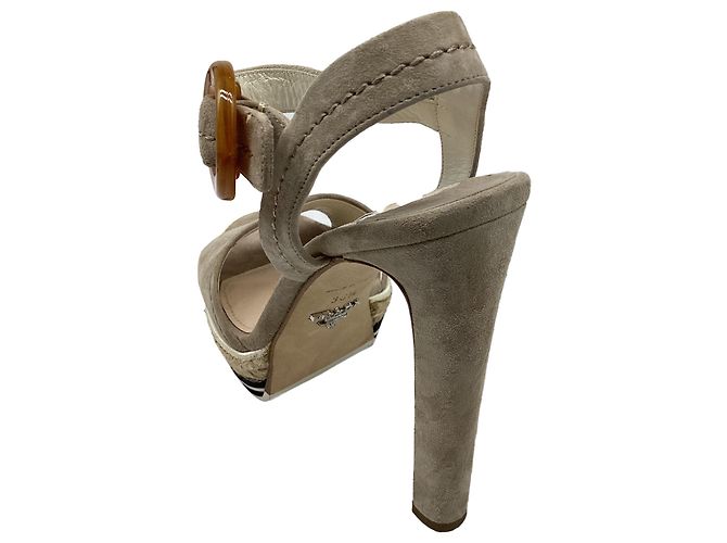 Sandales à plateforme avec bride à boucle Prada en daim beige - vue 9
