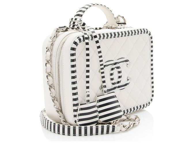 Beauty Case Chanel Caviar Leather CC Filigree Medium Nero - vista 2