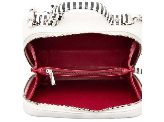 Beauty Case Chanel Caviar Leather CC Filigree Medium Nero - vista 7