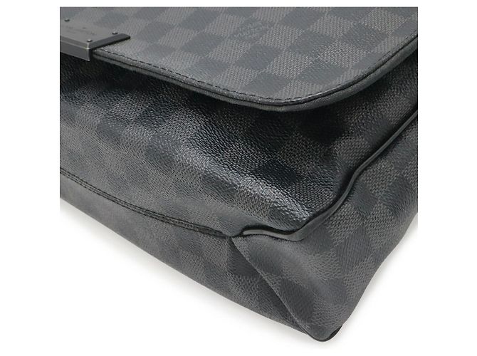 Borsa a tracolla Louis Vuitton District MM Damier Graphite Nero - vista 3