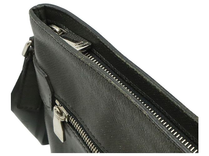 Borsa a tracolla Louis Vuitton Taiga Nero - vista 6