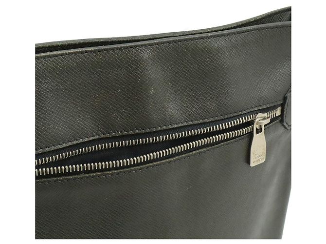 Borsa a tracolla Louis Vuitton Taiga Nero - vista 8
