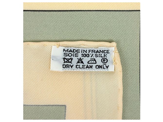 Silk In Hermès Foulard in seta Hermes Carre 90 Crown Pattern Multicolore Beige - vista 2