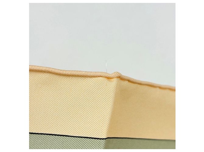 Silk In Hermès Foulard in seta Hermes Carre 90 Crown Pattern Multicolore Beige - vista 3