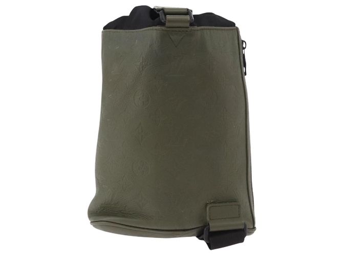 Borsa a tracolla Louis Vuitton Chalk Sling Monogram Shadow in pelle Verde - vista 2