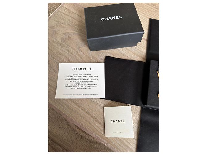 Collana Chanel Afrique Dorata con Perla e Logo CC D'oro - vista 3