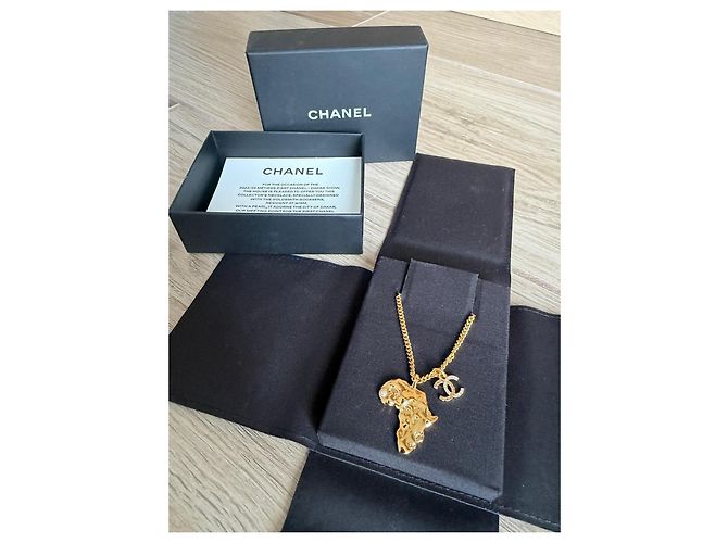 Collana Chanel Afrique Dorata con Perla e Logo CC D'oro - vista 4