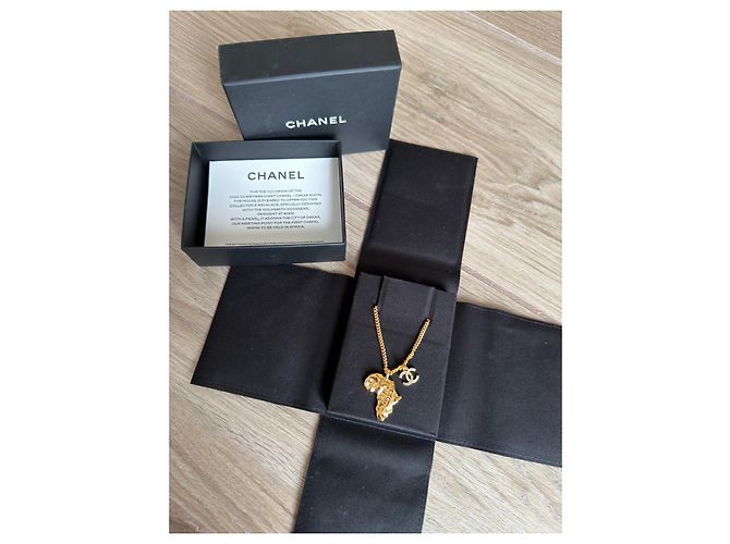 Collana Chanel Afrique Dorata con Perla e Logo CC D'oro - vista 5