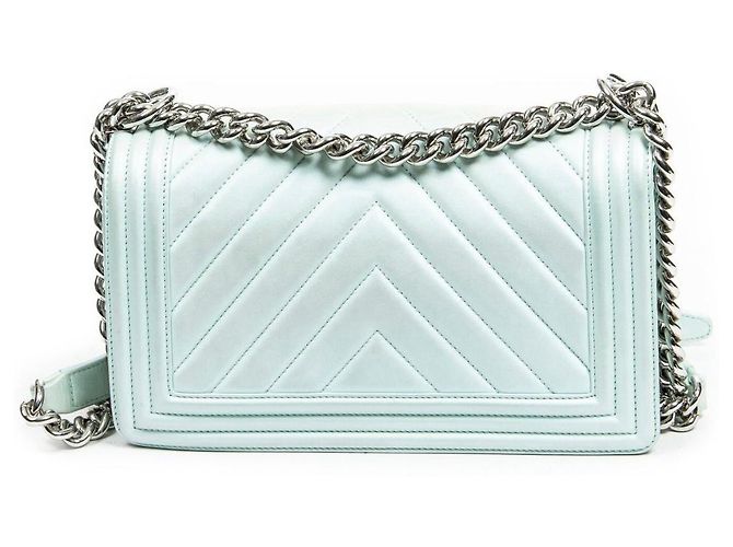 Chanel Boy Medium Flap Bag aus hellblau irisierendem Leder - Ansicht 2
