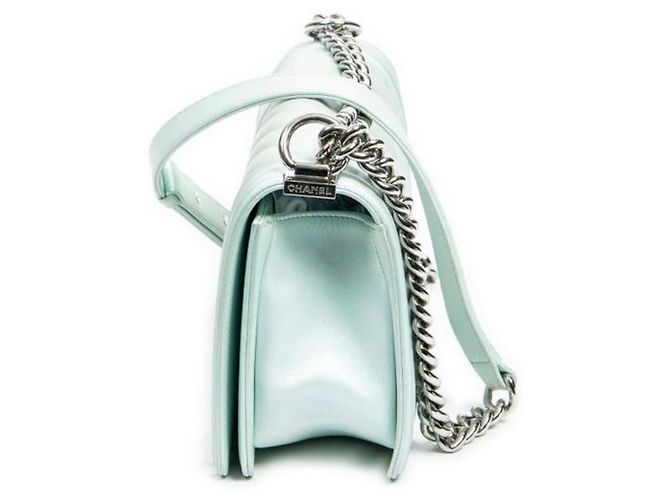 Chanel Boy Medium Flap Bag aus hellblau irisierendem Leder - Ansicht 3