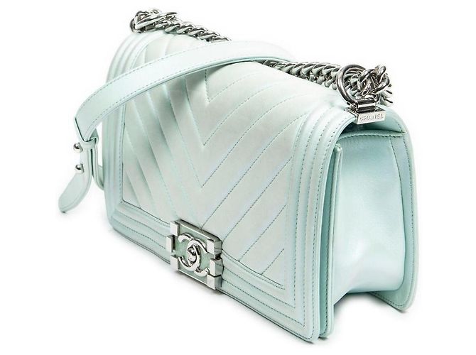 Chanel Boy Medium Flap Bag aus hellblau irisierendem Leder - Ansicht 4