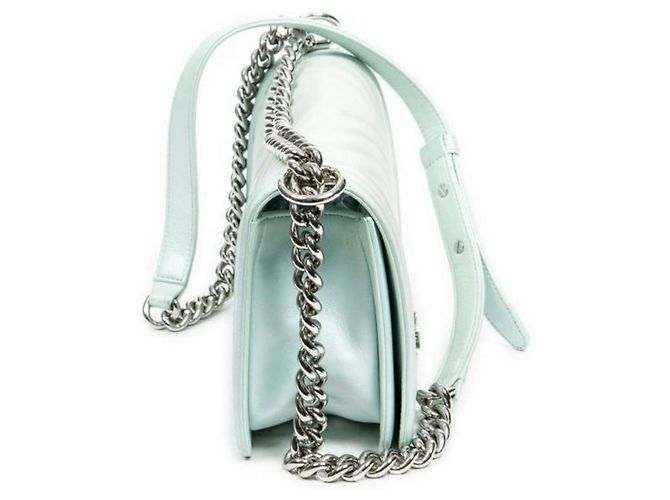 Chanel Boy Medium Flap Bag aus hellblau irisierendem Leder - Ansicht 5