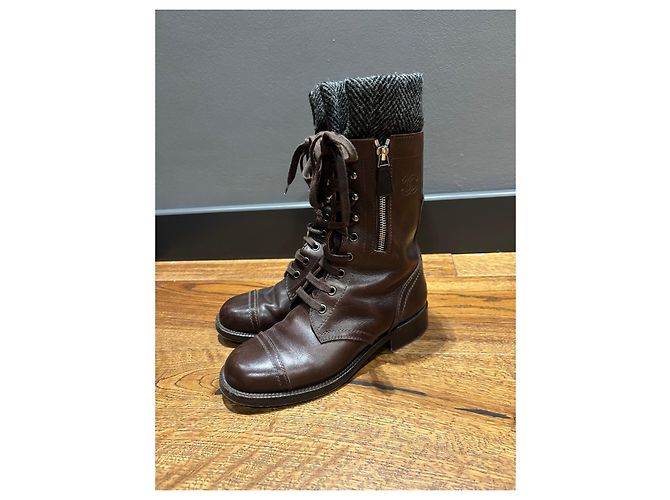 Botas de amarrar em couro marrom Chanel com punhos de tweed Cinza - vista 2