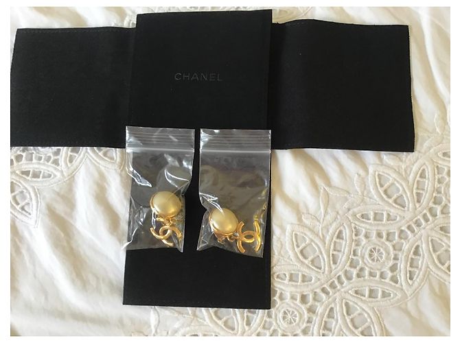 Brincos de pressão Chanel CC Logo e Pérolas Dourado - vista 6
