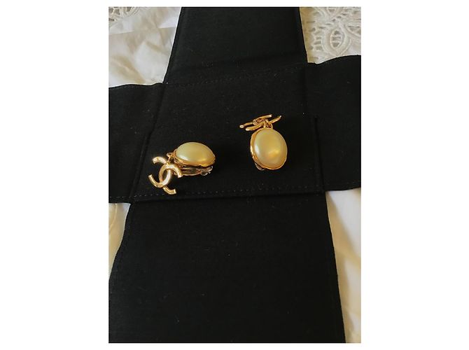Brincos de pressão Chanel CC Logo e Pérolas Dourado - vista 7