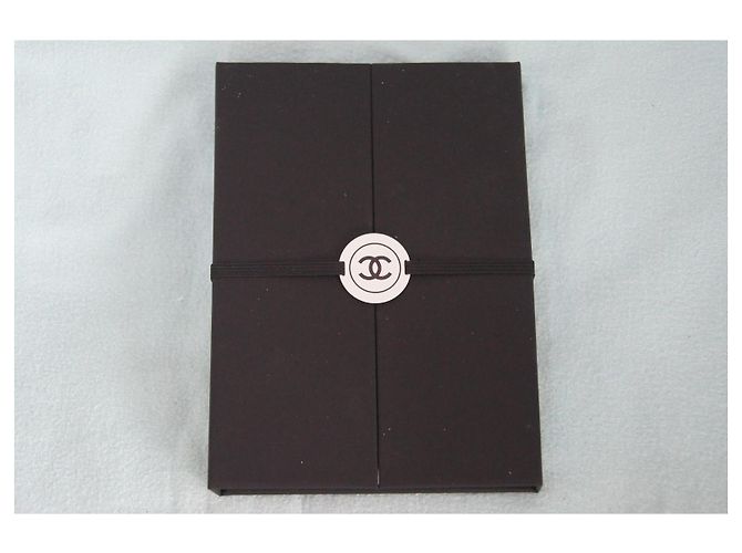Set cancelleria Chanel con taccuino e penna Nero Bianco Rosso Beige - vista 2