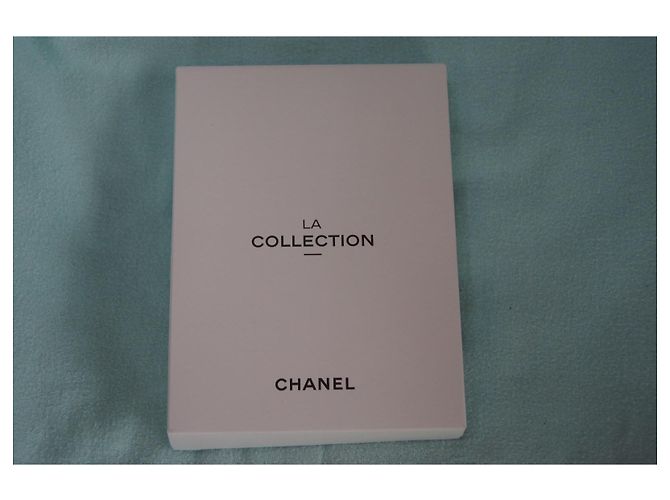 Set cancelleria Chanel con taccuino e penna Nero Bianco Rosso Beige - vista 4