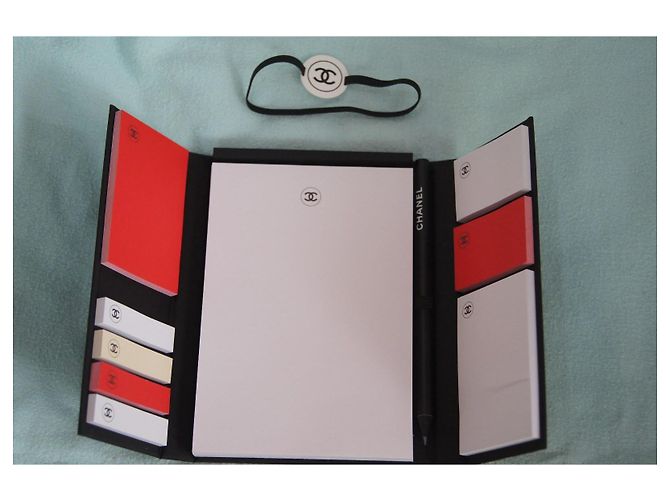 Set cancelleria Chanel con taccuino e penna Nero Bianco Rosso Beige - vista 8