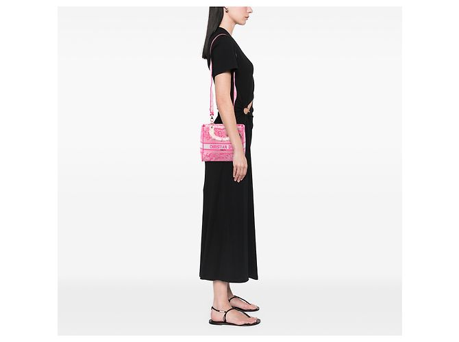 Lady D Lite em tela Toile De Jouy bordada rosa, tamanho Medium, Dior - vista 6