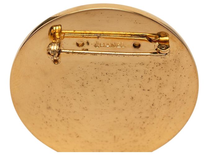 Spilla rotonda Chanel Gold CC in smalto placcato oro D'oro - vista 3