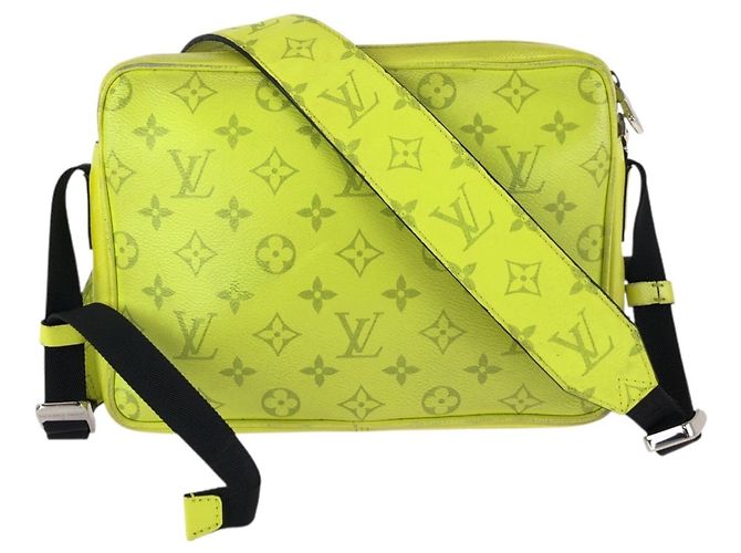 Louis Vuitton Taigarama Monogram Outdoor Messenger PM Nero Giallo - vista 2