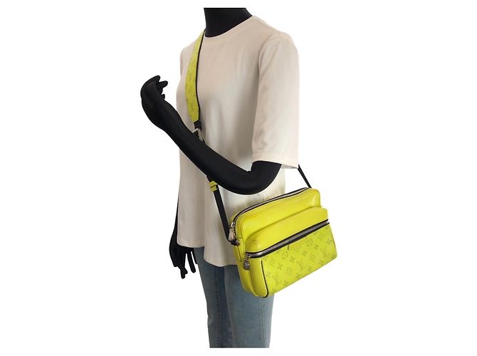 Louis Vuitton Taigarama Monogram Outdoor Messenger PM Nero Giallo - vista 7