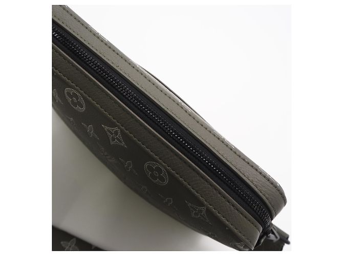 Borsa a tracolla Louis Vuitton Monogram Shadow Trio Messenger Bianco Cachi - vista 13