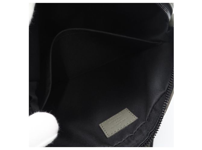 Borsa a tracolla Louis Vuitton Monogram Shadow Trio Messenger Bianco Cachi - vista 15