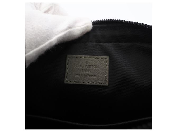 Borsa a tracolla Louis Vuitton Monogram Shadow Trio Messenger Bianco Cachi - vista 16