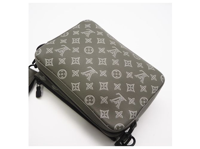 Borsa a tracolla Louis Vuitton Monogram Shadow Trio Messenger Bianco Cachi - vista 2