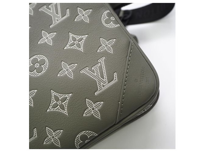 Borsa a tracolla Louis Vuitton Monogram Shadow Trio Messenger Bianco Cachi - vista 5