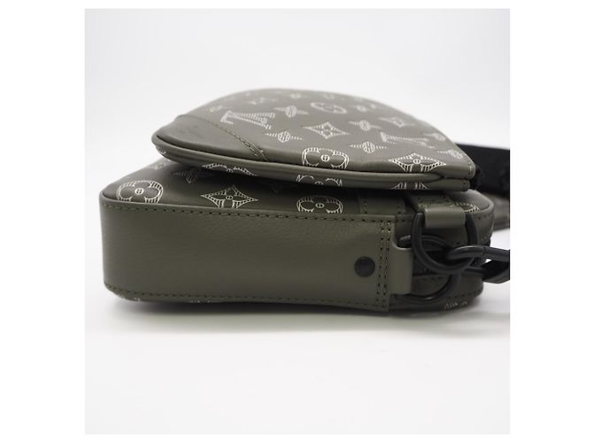 Borsa a tracolla Louis Vuitton Monogram Shadow Trio Messenger Bianco Cachi - vista 7
