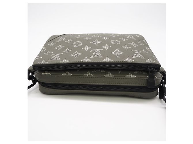 Borsa a tracolla Louis Vuitton Monogram Shadow Trio Messenger Bianco Cachi - vista 9