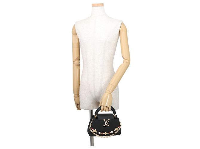 Borsa Louis Vuitton Capucines EW MINI Nero - vista 4