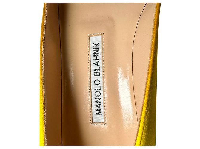 Décolleté basse Manolo Blahnik Jewel Buckle in raso giallo - vista 10