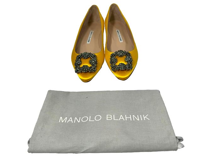 Décolleté basse Manolo Blahnik Jewel Buckle in raso giallo - vista 12